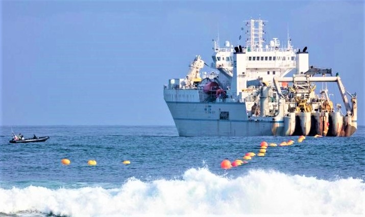 Tàu đang đặt cáp Marea nối nước Mỹ và lục địa châu Âu; Nguồn: edition.cnn.com