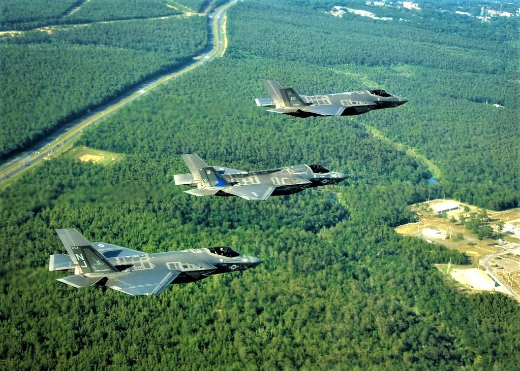 Tiêm kích thế hệ năm F-35A (xa nhất), F-35B (giữa) và F-35C của Mỹ; Nguồn: wikipedia.org