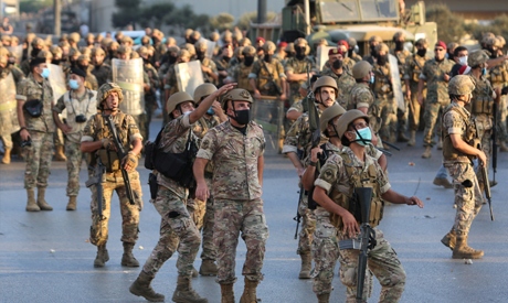 Người biểu tình đụng độ với quân đội gần dinh Tổng thống Lebanon