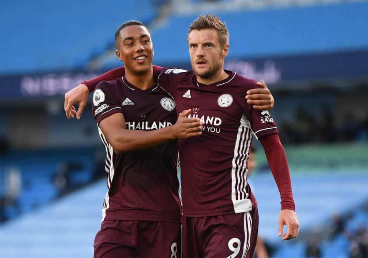 Vardy gỡ hòa 1-1 cho Leicester từ chấm phạt đền ở phút 37. (Ảnh: Reuters)
