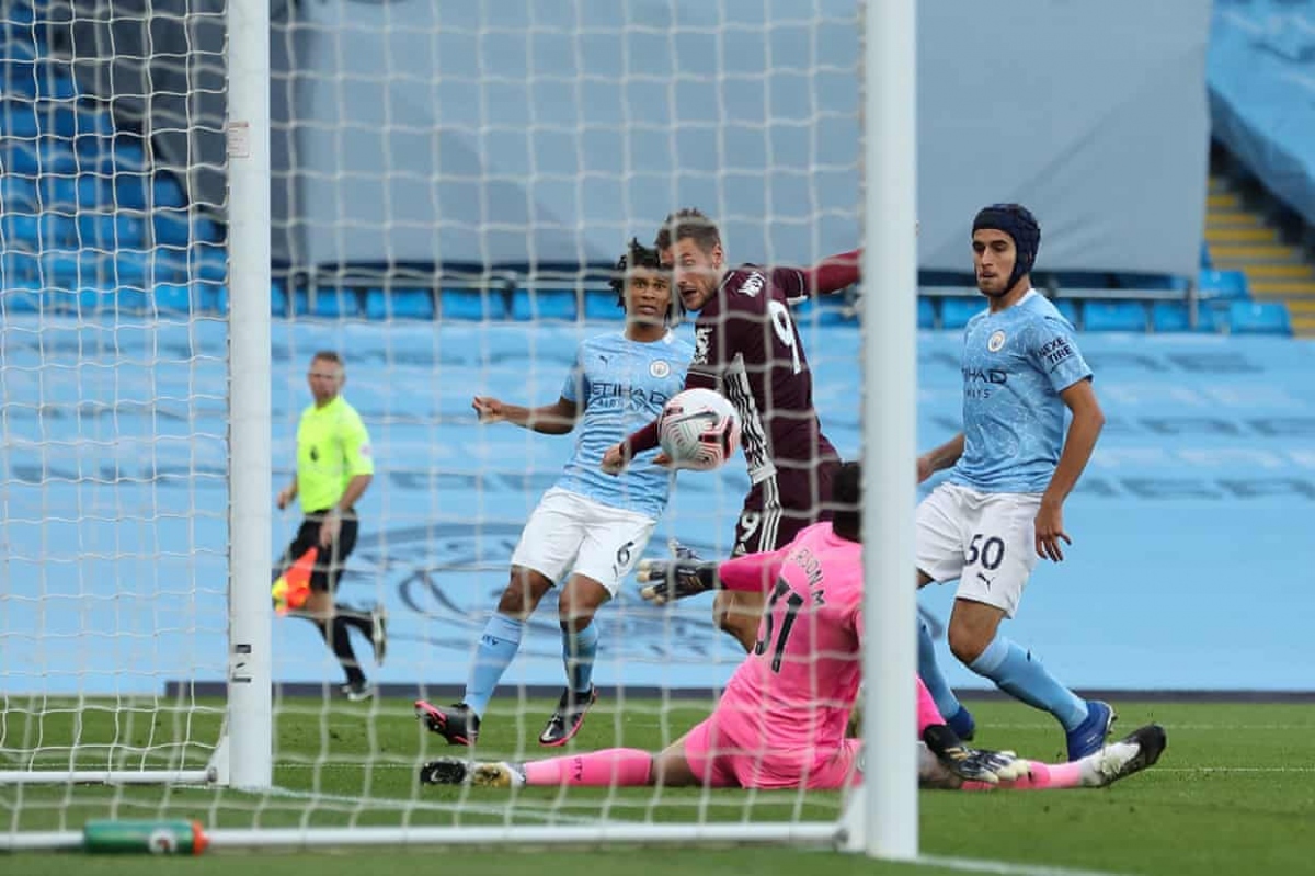 Vardy dứt điểm tinh tế, nâng tỷ số lên 2-1. (Ảnh: Getty)