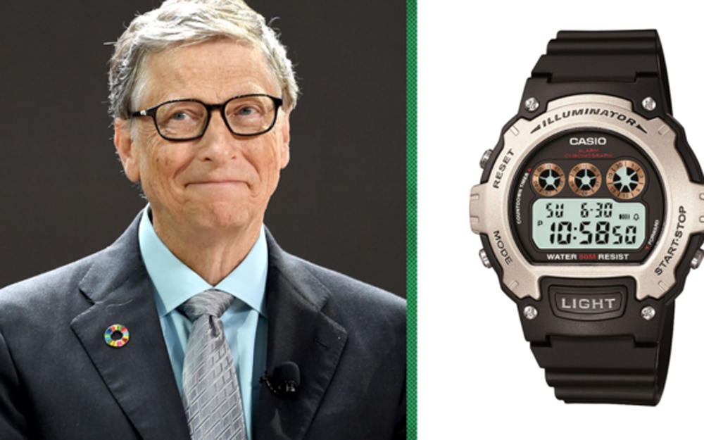 Là một trong những người giàu nhất hành tinh, nhưng ông Bill Gates đeo trên tay những chiếc đồng hồ trông rất bình thường và không bóng bảy. Tỷ phú thừa nhận nhiều khi dùng đồng hồ đeo tay có giá chỉ cỡ 10 USD. Chiếc Casio ông đeo lúc hút ống kính máy quay về phía khán đài giải Quần vợt Mỹ mở rộng được bán trên Amazon với giá 20 USD (450.000 đồng). (Ảnh: CNBC)