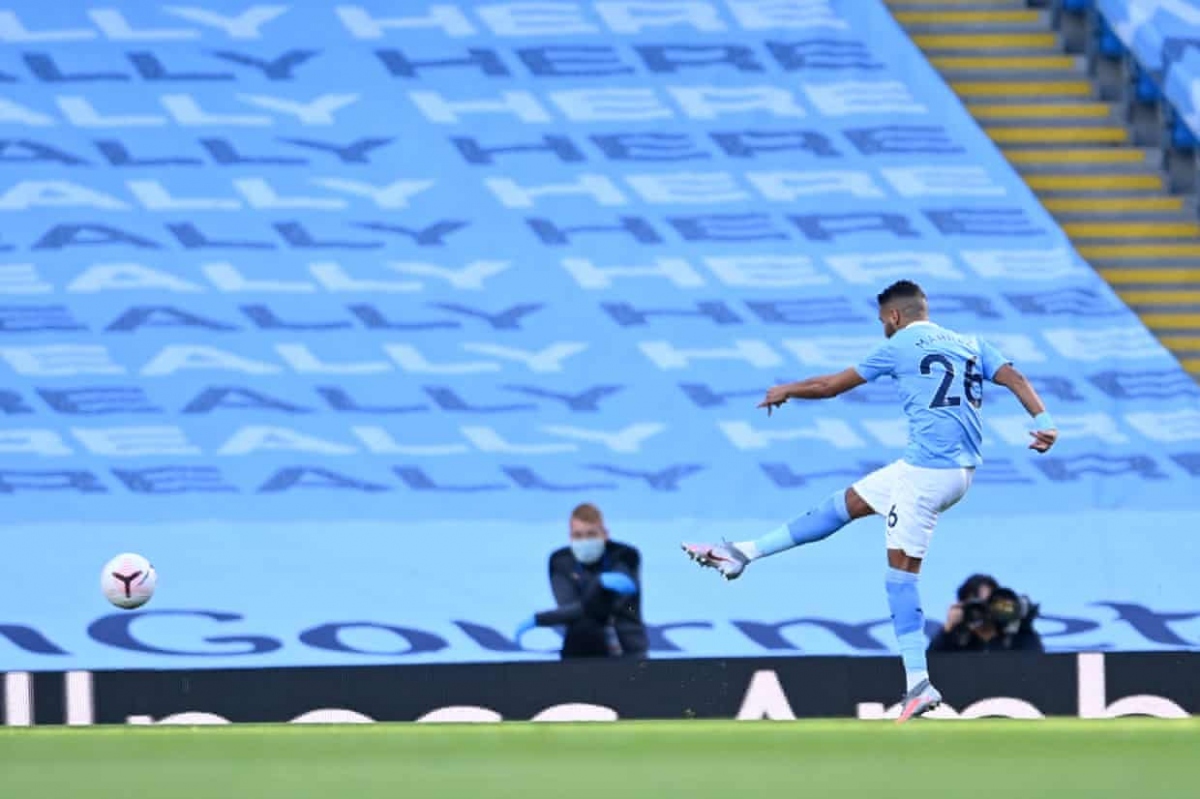 Mahrez tung cú sút quyết đoán bằng chân phải sau tình huống phạt góc của Man City. (Ảnh: Getty)