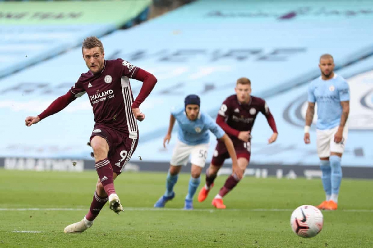 Vardy kiếm về quả phạt đền và đích thân nâng tỷ số lên 3-1 cho Leicester. (Ảnh: Getty)
