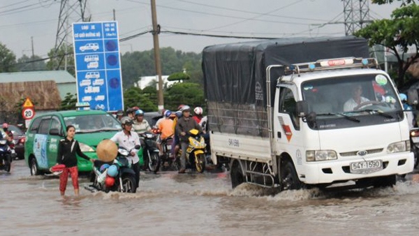 Một số công trình thoát nước chậm triển khai do vướng giải phóng mặt bằng khiến địa phương này bị ngập cục bộ khi mưa xuống (ảnh: ĐT)