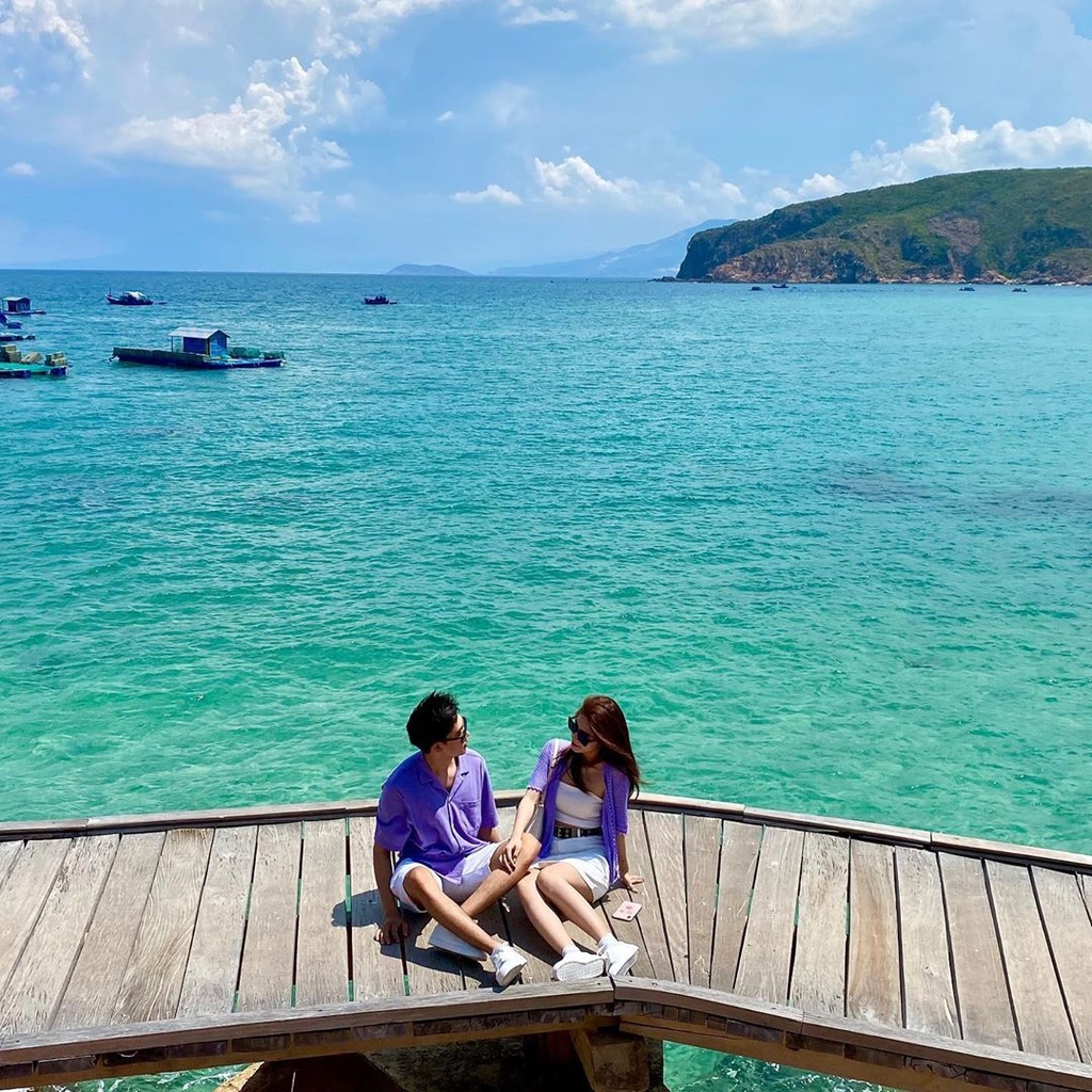 Con đường giữa biển và cây cầu gỗ là điểm sống ảo hấp dẫn. Ảnh: Hngmngoc, i.am.tanh, bell.nth, teresa_pham163.