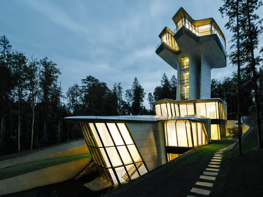 Căn nhà này có tên Spaceship House, được thiết kế bởi kiến trúc sư nổi tiếng Zaha Hadid. Đây cũng là công trình tư gia duy nhất mà nhà thiết kế này tạo nên.