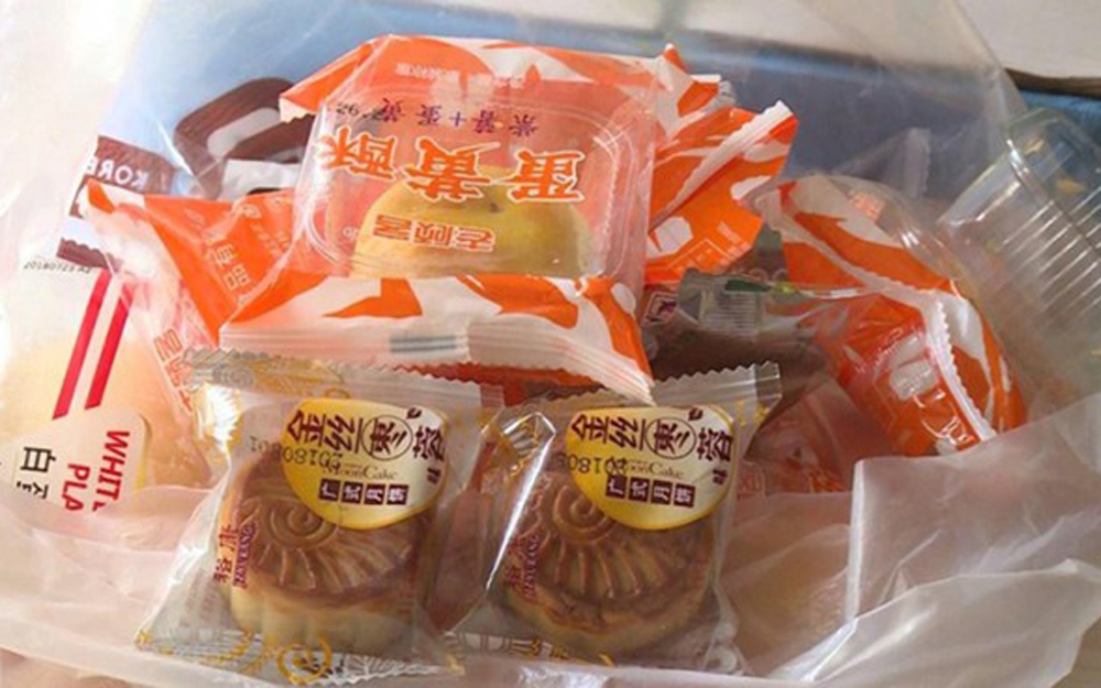 Trên các trang mạng xã hội, nhiều người rao bán bánh trung thu mini có nguồn gốc từ Trung Quốc với giá rất rẻ: 45.000 đồng/chục, nếu khách mua từ 100 cái trở lên sẽ có giá sỉ chỉ 3.000 đồng/cái. (Ảnh: Tiền Phong)