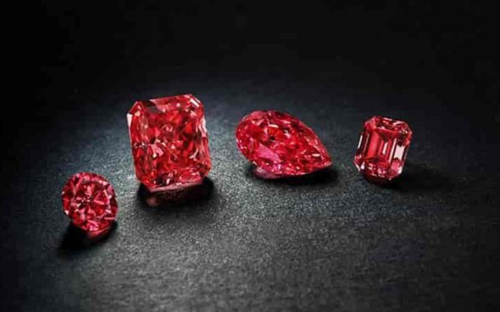 Mỗi carat kim cương đỏ Red Diamond có giá 1 triệu USD. Kim cương đỏ còn hiếm hơn cả kim cương hồng và kim cương xanh.
