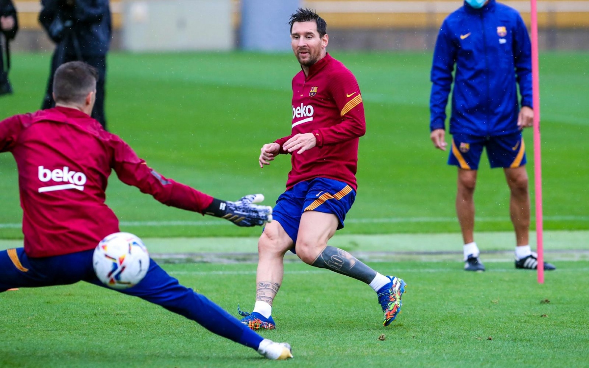 Cận cảnh: Lionel Messi đội mưa tập luyện cùng toàn đội Barca
