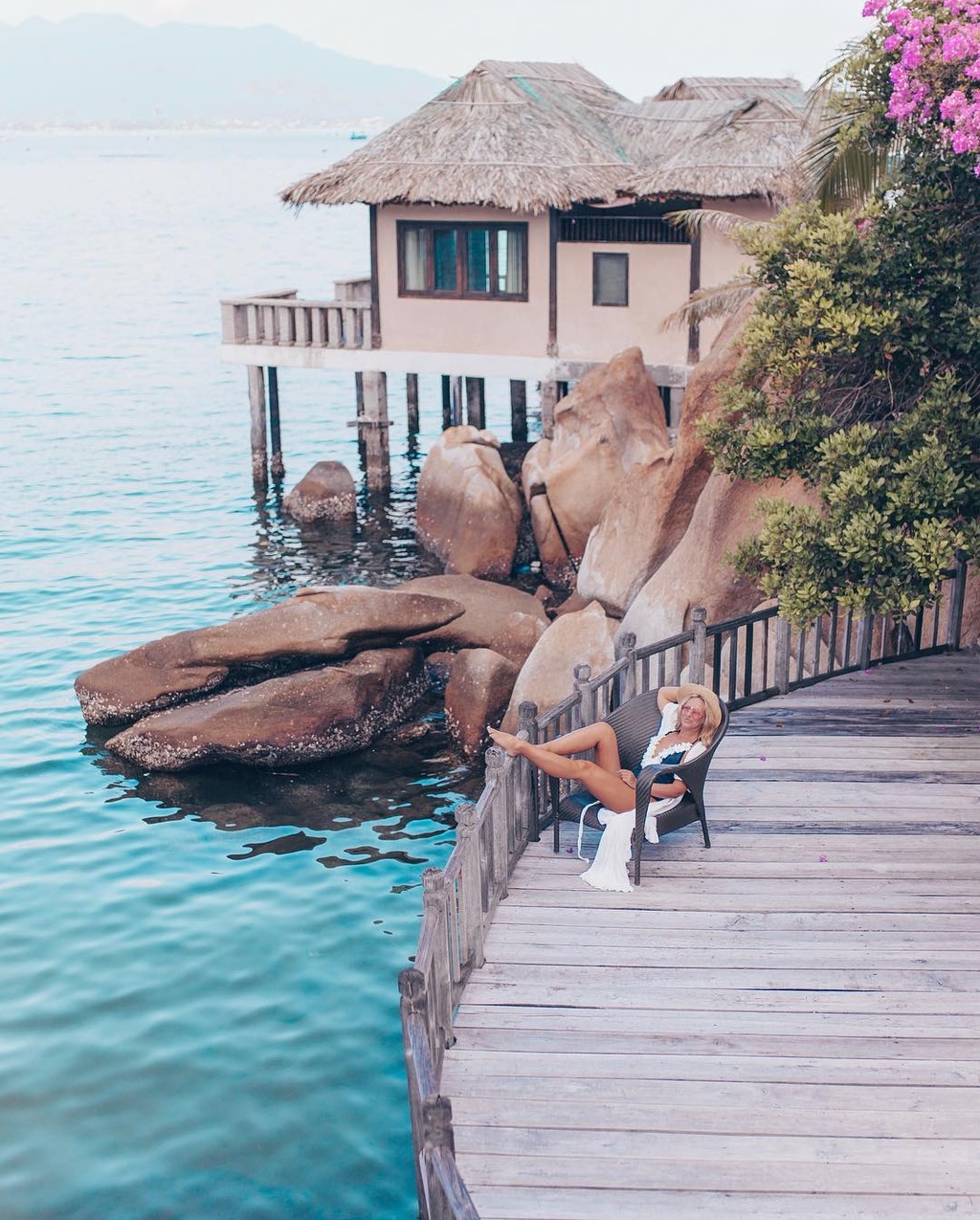 Bạn có thể dạo bộ trên những cây cầu gỗ ven các mỏm đá để ngắm cảnh, đón gió mát từ biển vào. Ảnh: Kattymyasnikova.