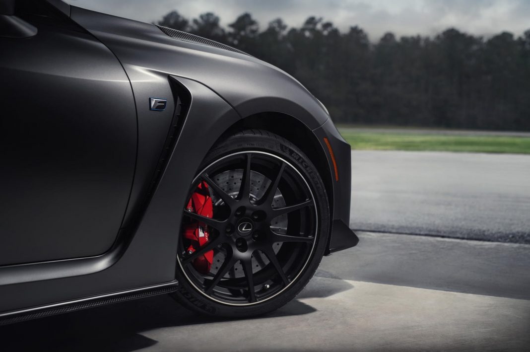 Về mặt công nghệ, giống với những chiếc Lexus khác, đời xe 2021 của RC F sẽ được trang bị tiêu chuẩn gói công nghệ hỗ trợ người lái Lexus Safety System+. Gói này sẽ bao gồm công nghệ giám sát điểm mù với cảnh báo phương tiện cắt ngang phía sau, gương chiếu hậu sưởi điện, ghế ngồi chỉnh điện có chức năng nhớ,…