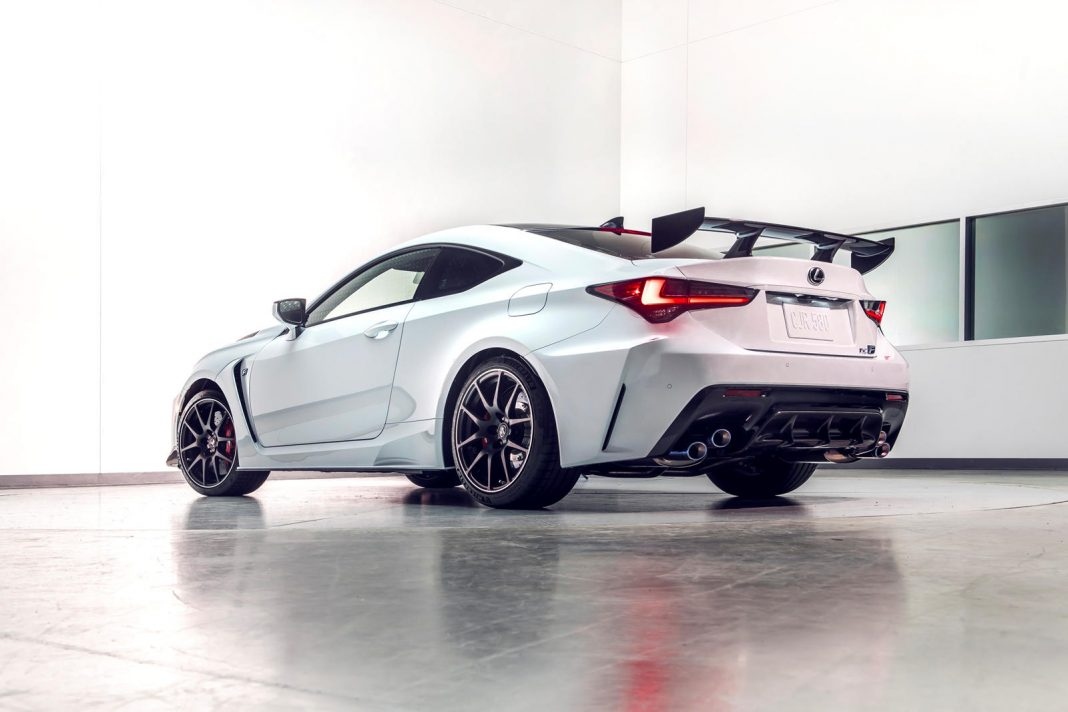 Ngoại thất của RC F Fuji Speedway Edition được Lexus cung cấp với hai màu sơn độc quyền là Arctic Blast Satin và Cloudburst Gray.