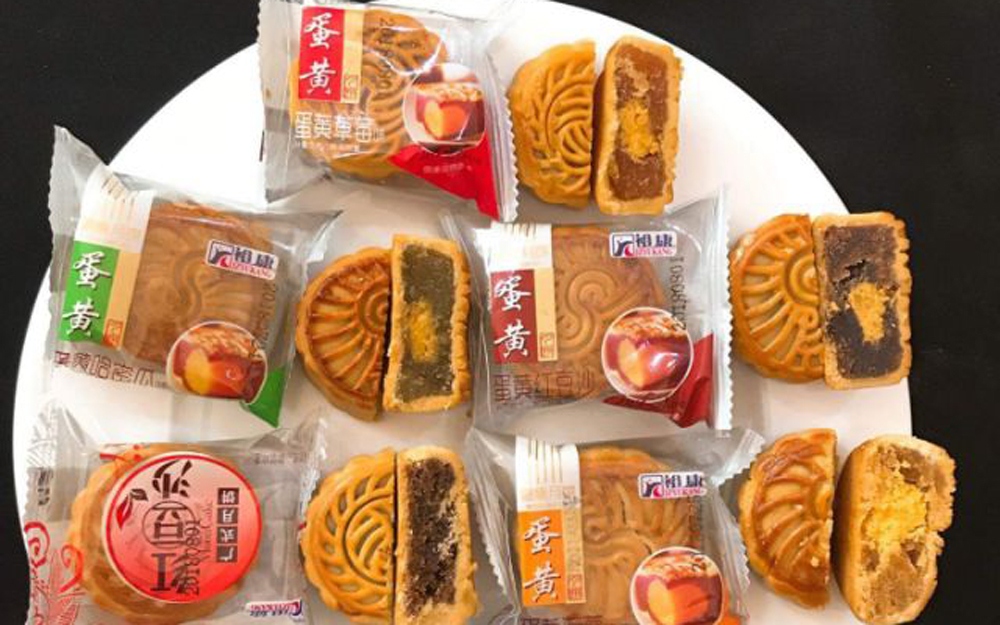 Các loại bánh trung thu bao bì chữ Trung Quốc bán đầy chợ mạng. (Ảnh: Shopee)./.