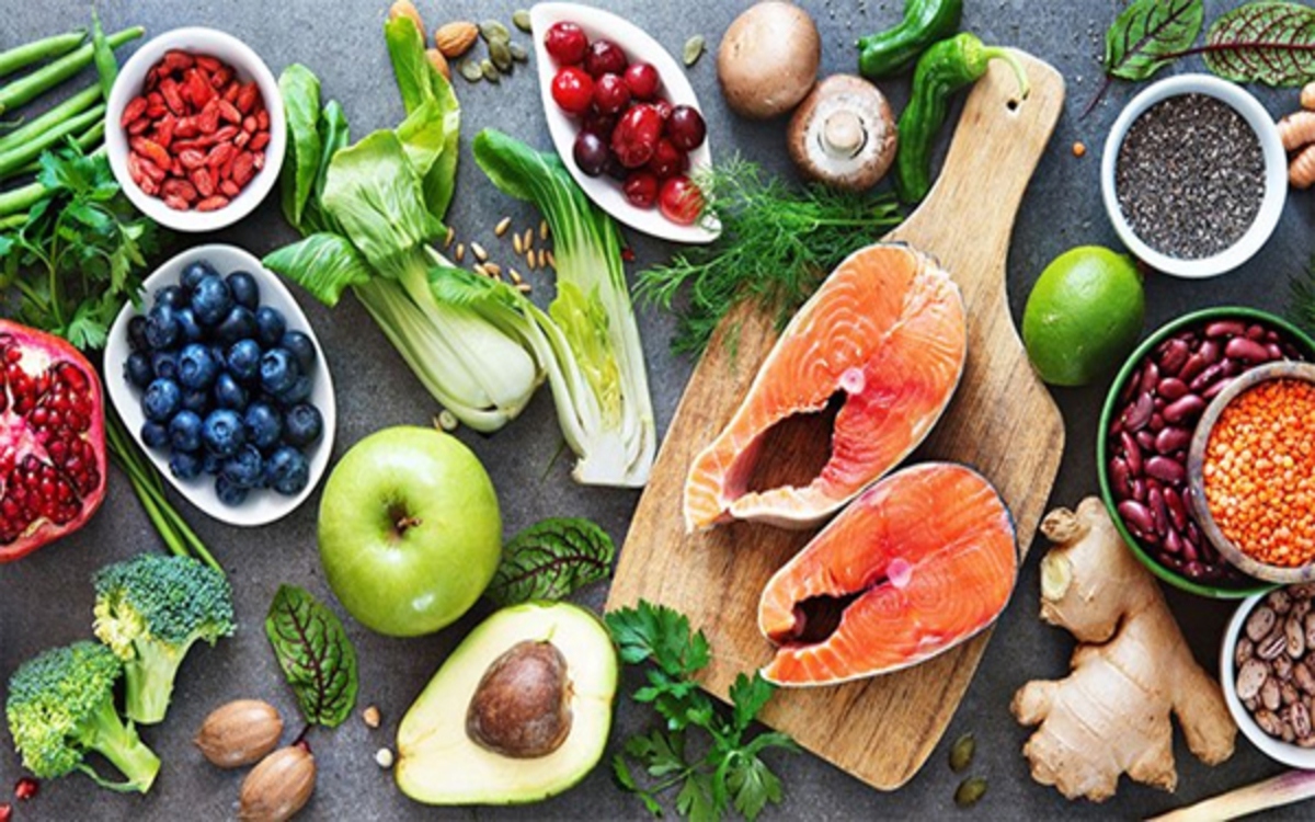 Chế độ dinh dưỡng phù hợp: Bạn cần bổ sung đầy đủ canxi và vitamin D, omega-3... để cải thiện sức khỏe khớp gối hiệu quả.