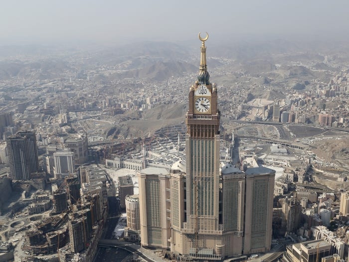 Toà Makkah Royal Clock đặt tại Ả-Rập Xê-Út đứng thứ 3 với chiều cao gần 600m.