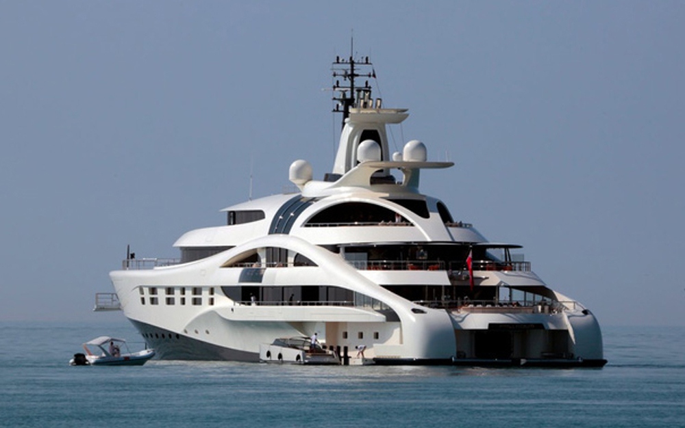 Nhiều người siêu giàu sở hữu một căn nhà trên biển và do đó số du thuyền xa xỉ bán ra trong giai đoạn 2009 – 2014 đã tăng tới 66%. Ông chủ Roman Abramovich của câu lạc bộ bóng đá Chelsea là chủ sở hữu may mắn của du thuyền đắt nhất thế giới có tên The Eclipse. (Ảnh: BI)