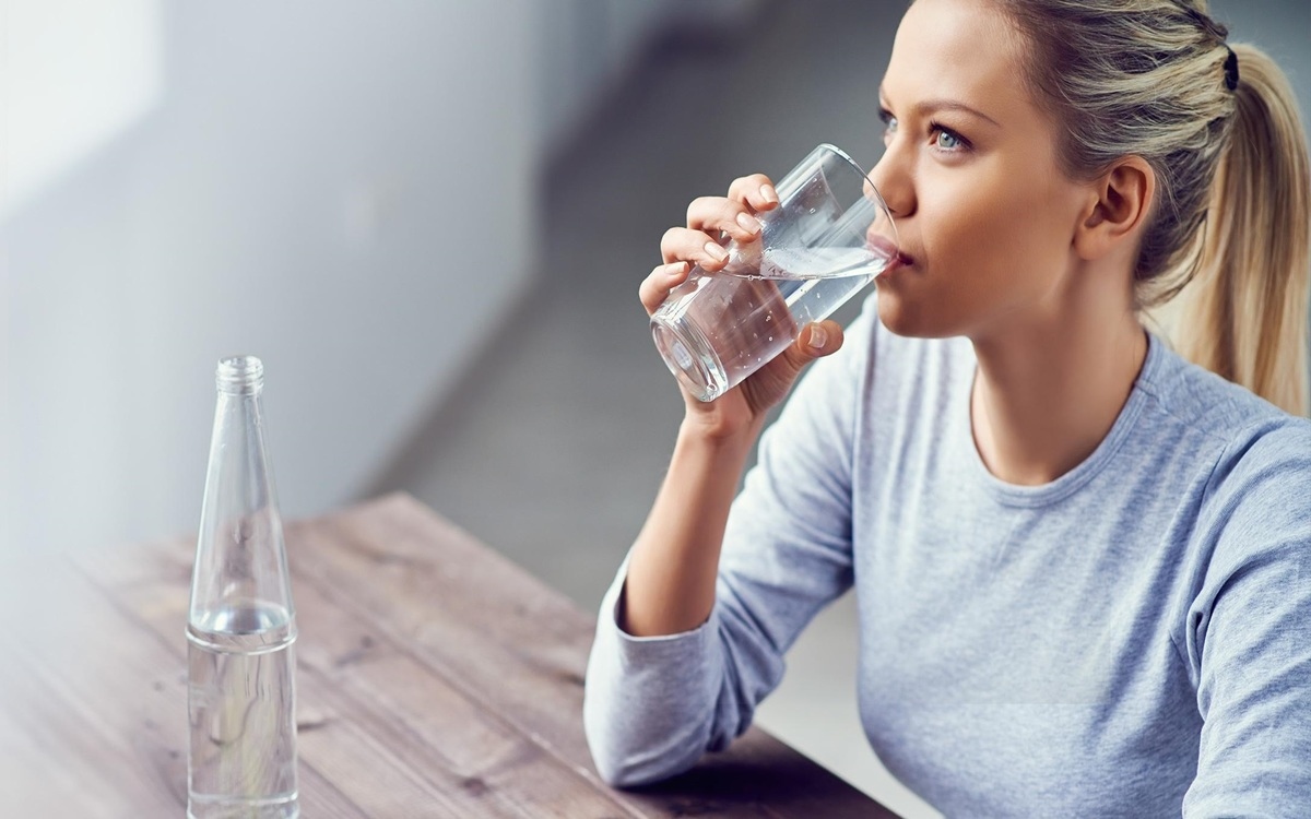 Uống nhiều nước: Cơ thể bị thiếu nước ảnh hưởng đến sức khỏe tổng thể, làm các khớp cũng mất đi môi trường ẩm, làm tình trạng đau nhức khớp nghiêm trọng hơn.