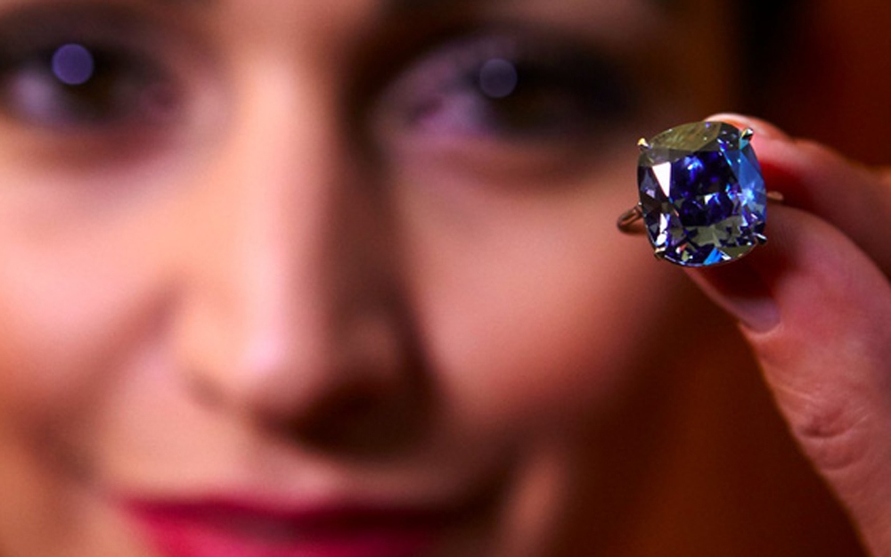 Những viên đá quý luôn có sức hút đặc biệt, nhưng kim cương màu đã trở thành mốt thời thượng trong 10 năm qua khi giá tăng 67%. Theo Forbes, Wittelsbach-Graff là viên kim cương màu đắt nhất trên thế giới, được bán với giá 80 triệu USD năm 2011. (Ảnh: BI)