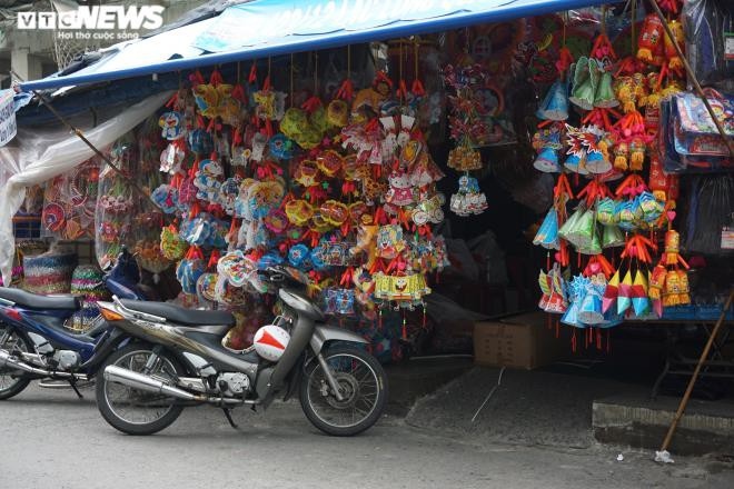 Làng nghề lồng đèn lớn nhất TP.HCM vắng vẻ, đìu hiu trước Trung thu