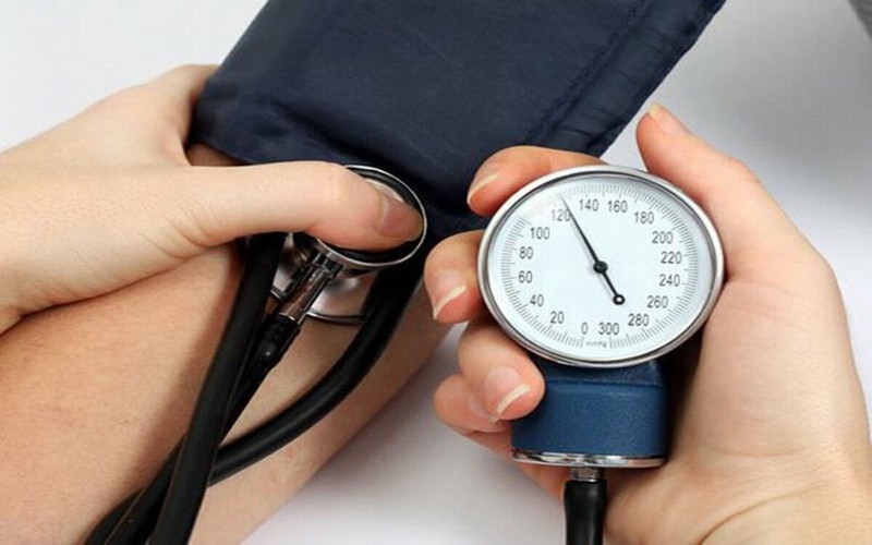 Tụt huyết áp: Do huyết áp giảm đột ngột, người bị sốt xuất huyết sẽ cảm thấy khó khăn khi đứng hoặc đi bộ, đau đầu dữ dội.