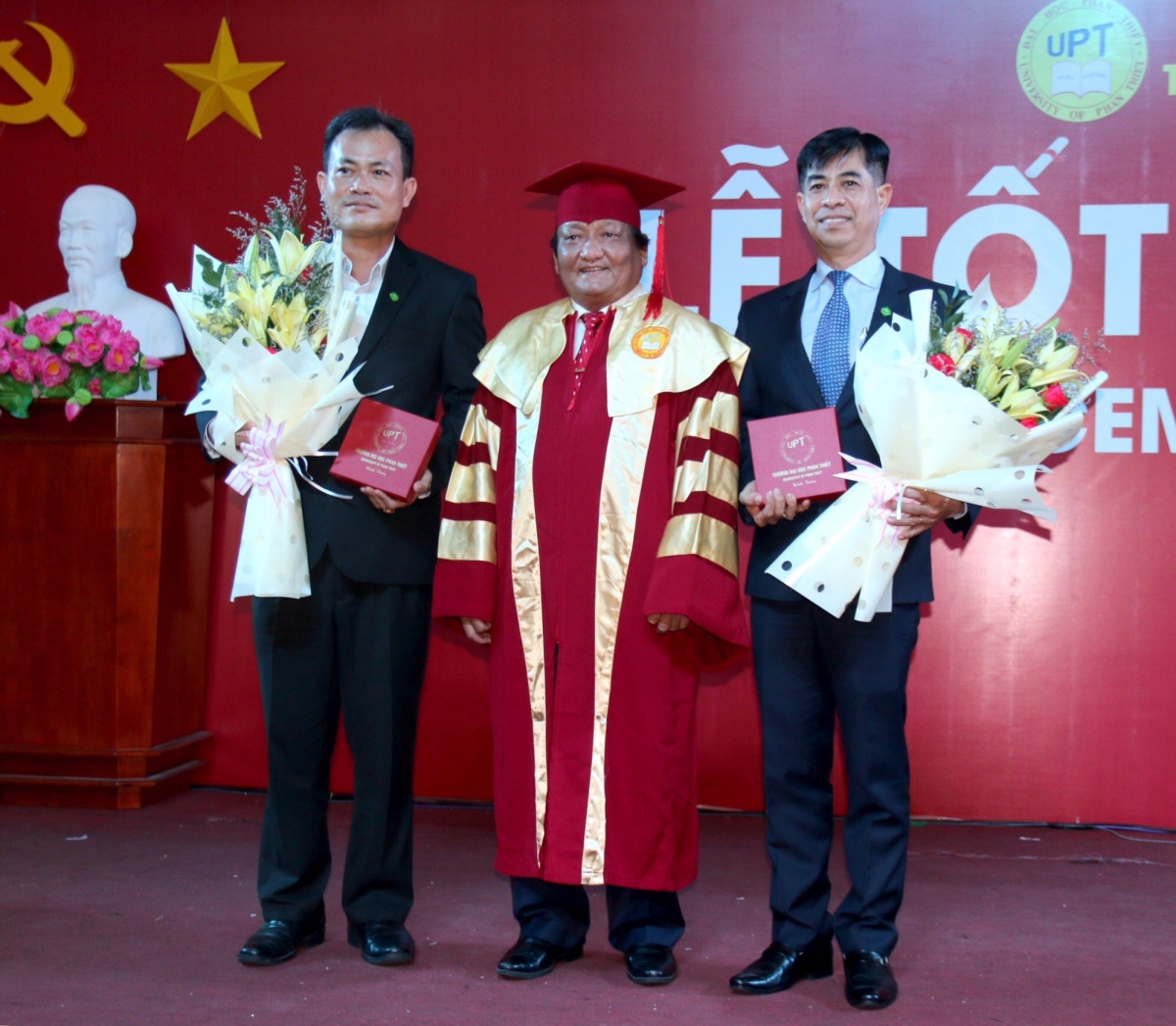 Hiệu trưởng trường Đại học Phan Thiết trao hoa lưu niệm cho đại diện Tập đoàn Novaland.