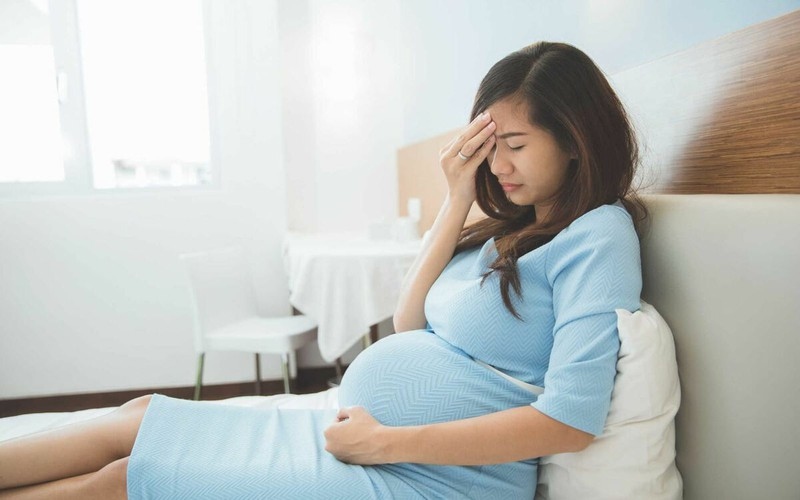 Sinh non: Trong những ngày đầu mắc bệnh, bà bầu có thể bị sốt cao, khiến nhịp tim thai đập nhanh hơn, làm ảnh hưởng đến thai nhi.