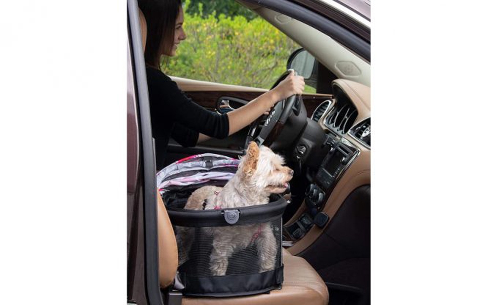 Đây là mẫu ghế kích thước nhỏ gọn của Pet Gear Carrier & Car Seat với tiện ích đa năng, vừa làm ghế trên xe hơi, lại vừa có thể xách tay khi đi dạo.