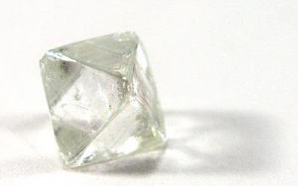 Mỗi carat của viên kim cương này có giá 15.000 USD.