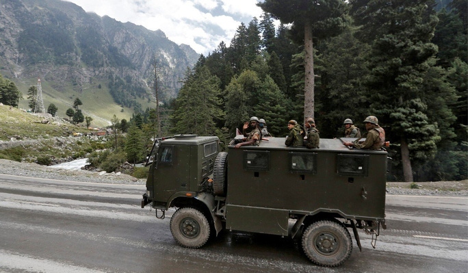 Các binh sĩ quân đội Ấn Độ trên đường cao tốc gần biên giới tranh chấp của nước này với Trung Quốc vào hôm 2/9. Ảnh: Reuters.
