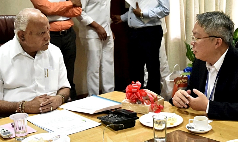 V. Lee, Giám đốc công ty Wistron (Đài Loan) có cuộc gặp với Thủ hiến bang Karnataka Yeddyurappa tại thành phố Bengaluru hôm 25/9, Ảnh: ANI