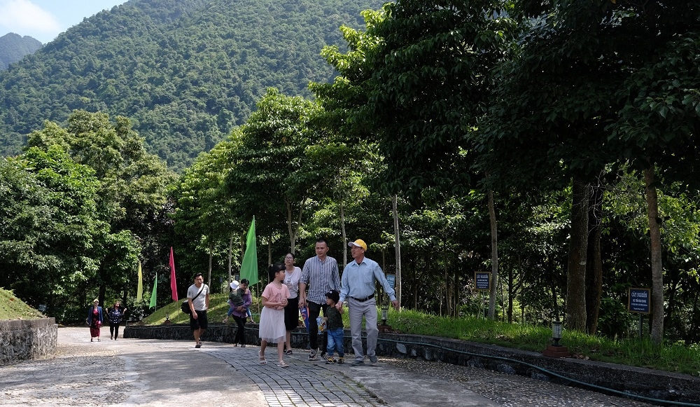 Bóng mát của những hàng cây xanh theo chân du khách trên những con đường đến tham quan Khu di tích Pác Bó, Cao Bằng