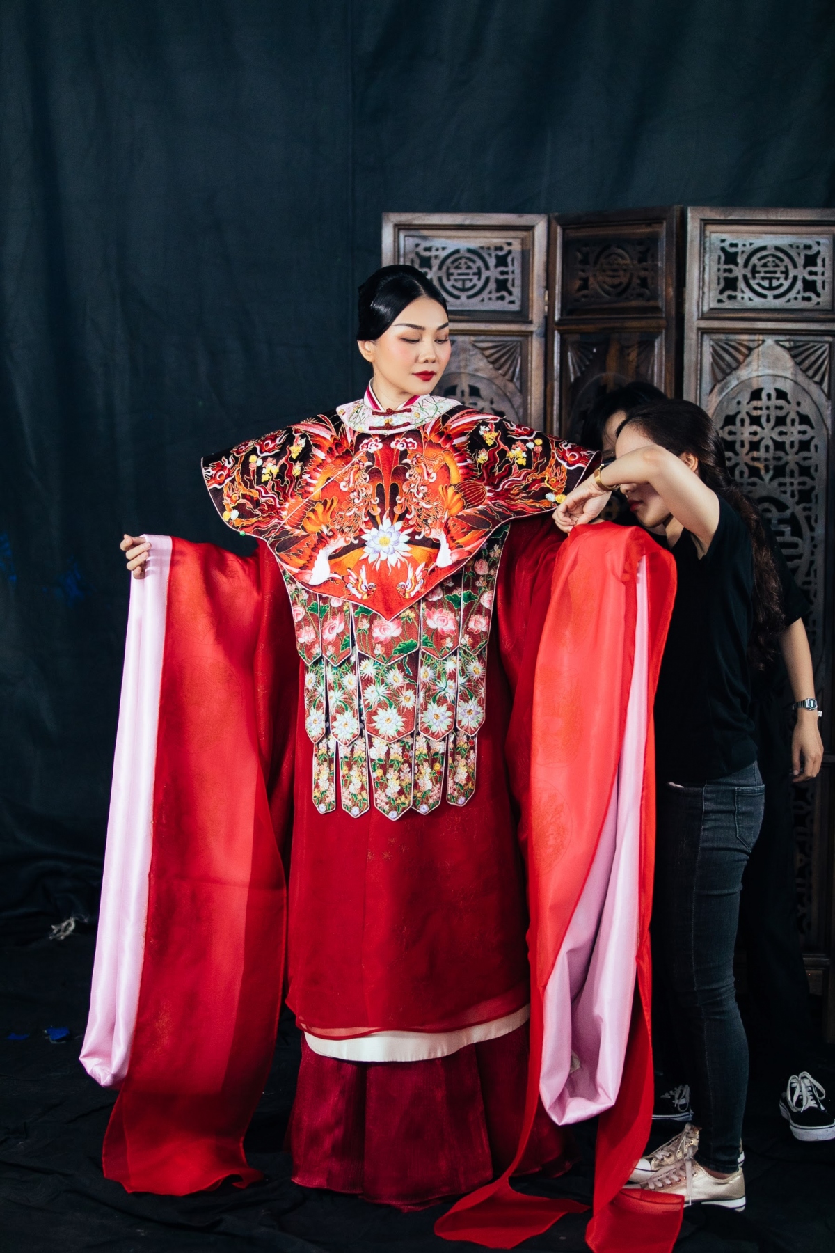 Thanh Hằng khoác phượng bào 10kg khi hóa thân thành Hoàng hậu Dương Vân Nga