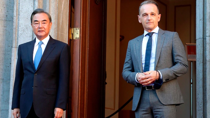 Ngoại trưởng Trung Quốc Vương Nghị (trái) và Ngoại trưởng Đức Heiko Maas. Ảnh: AFP