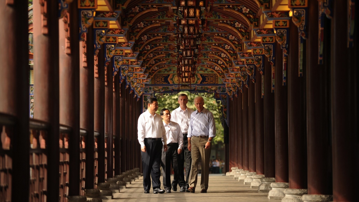 Ông Joe Biden và ông Tập Cận Bình cùng 2 người phiên dịch ở thành phố Thành Đô của Trung Quốc năm 2011. Ảnh: Getty