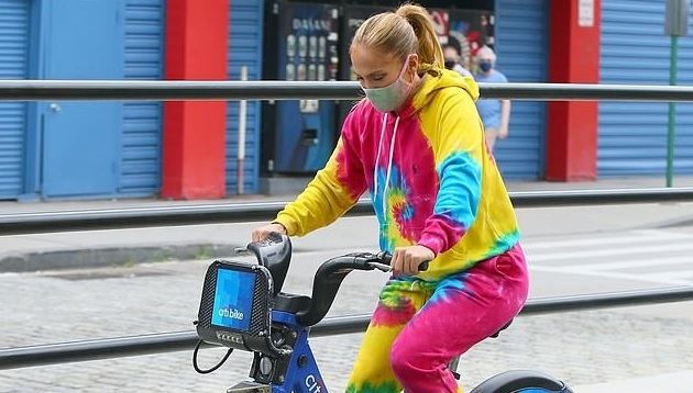 Vắng tình trẻ, Jennifer Lopez mặc đồ sặc sỡ đạp xe dạo phố ở Manhattan