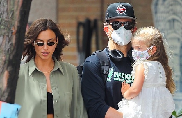 Irina Shayk và tình cũ Bradley Cooper vui vẻ đưa con gái đi dạo phố