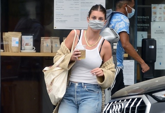 Bạn gái Leonardo DiCaprio để mặt mộc, diện quần jeans "rách" ra phố