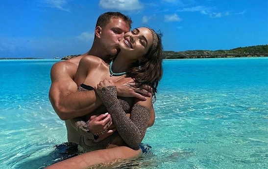 Hoa hậu Olivia Culpo nóng bỏng ôm bạn trai kém tuổi giữa biển