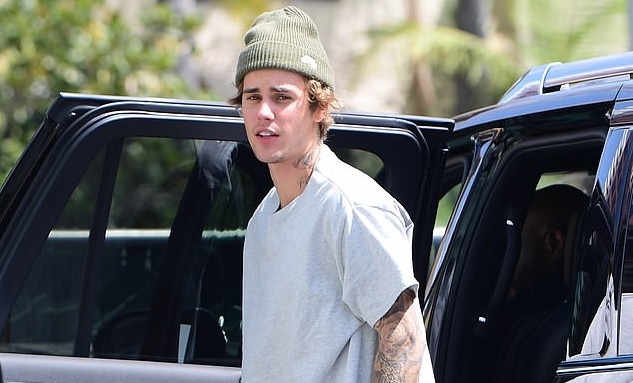 Justin Bieber một mình lái xe ra phố sau khi rời khỏi phòng thu