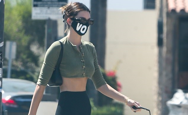 Kendall Jenner mặc croptop phô hình thể nóng bỏng dắt cún cưng đi dạo phố