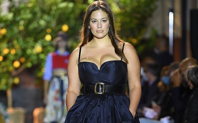 "Siêu mẫu ngoại cỡ" Ashley Graham tái xuất gợi cảm trên sàn catwalk sau khi sinh con