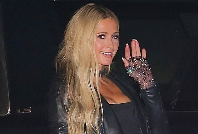Kiều nữ Paris Hilton sang chảnh đi hẹn hò cùng bạn trai