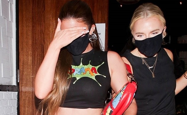 Kylie Jenner mặc croptop sành điệu, dùng tay che mặt khi đi chơi tối cùng bạn bè