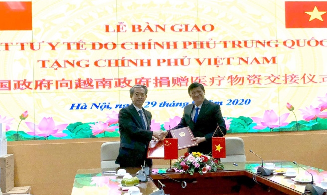 China presents 320,000 medical masks to Vietnam