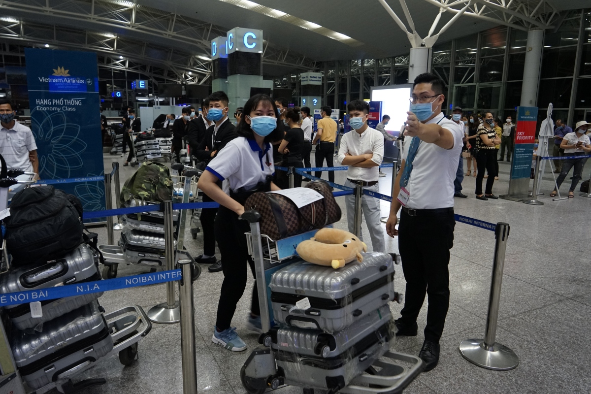 Được biết, tới nay các hãng chưa có lịch mở bán vé cho khách về Việt Nam trên các chuyến bay thương mại thường lệ, mới bán vé cho khách từ Việt Nam đi. Việc chở khách về phải đợi cơ quan chức năng cấp phép.