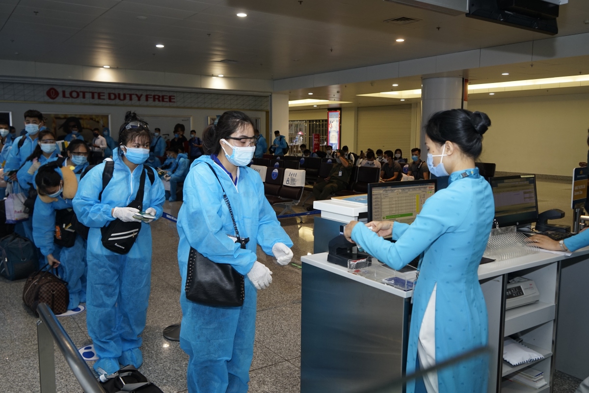 Khách đi Nhật nghi mắc Covid-19, 6 nhân viên sân bay Nội Bài phải cách ly