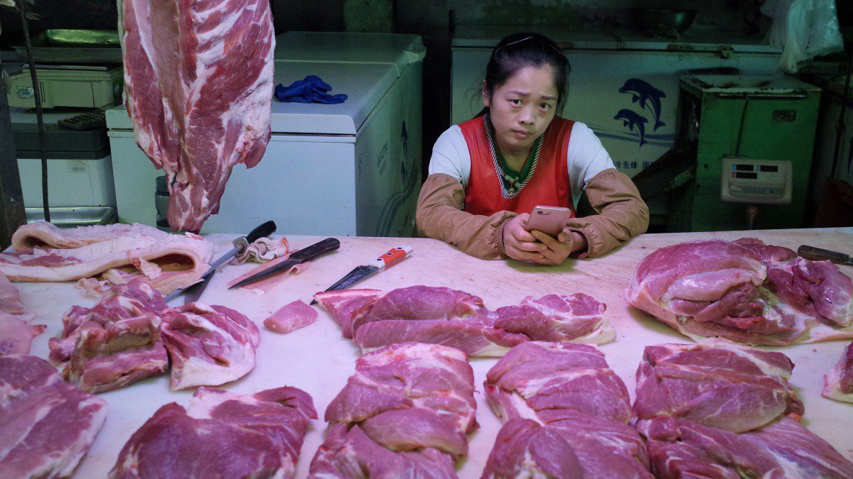 Trung Quốc tiếp tục xả kho gần 13 nghìn tấn thịt lợn dự trữ ra thị trường. (Ảnh: EPA-EFE/South China Morning Post)