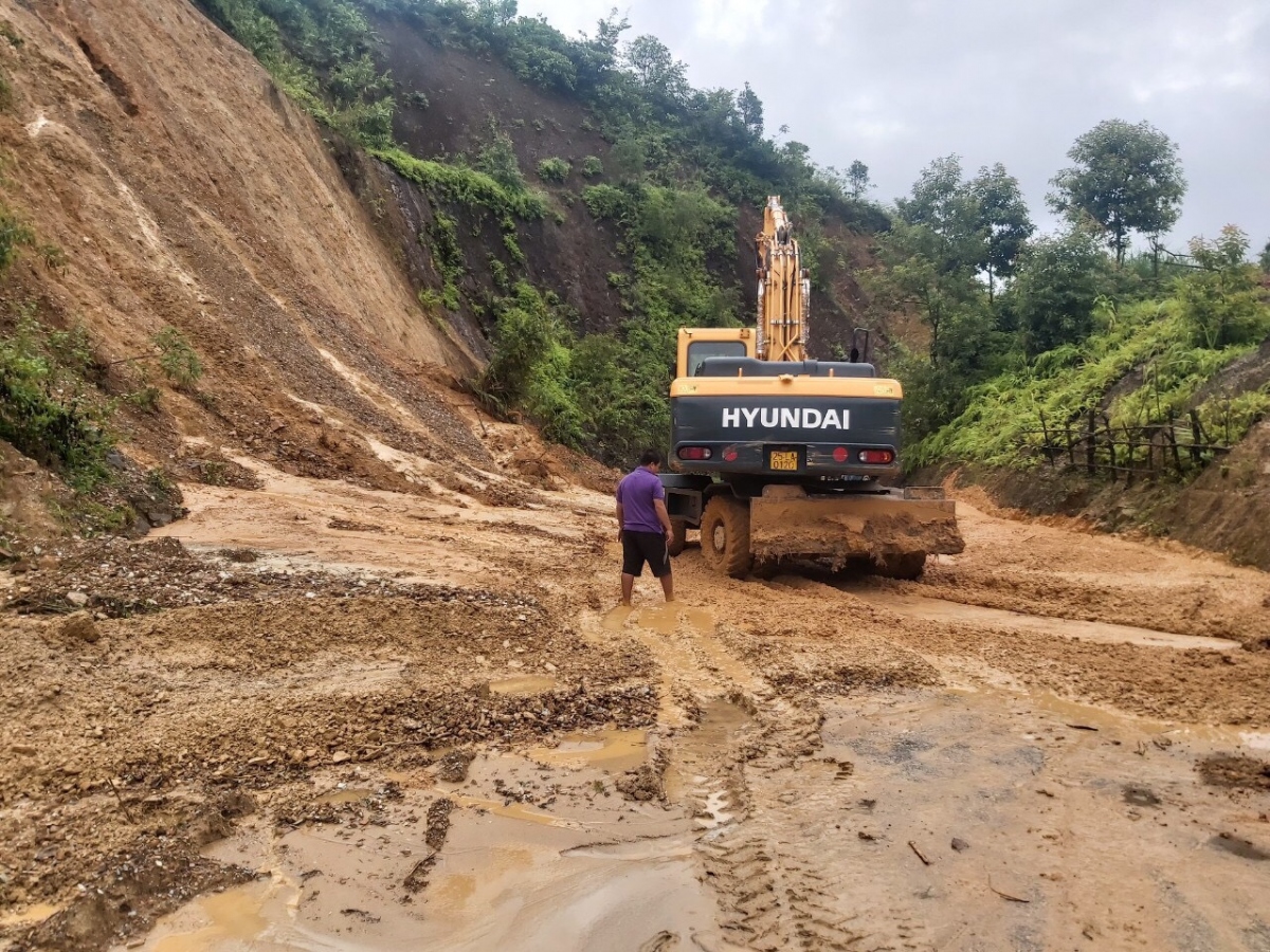 Mưa kéo dài gây sạt lở, ách tắc tuyến đường từ Sơn La đi Lai Châu