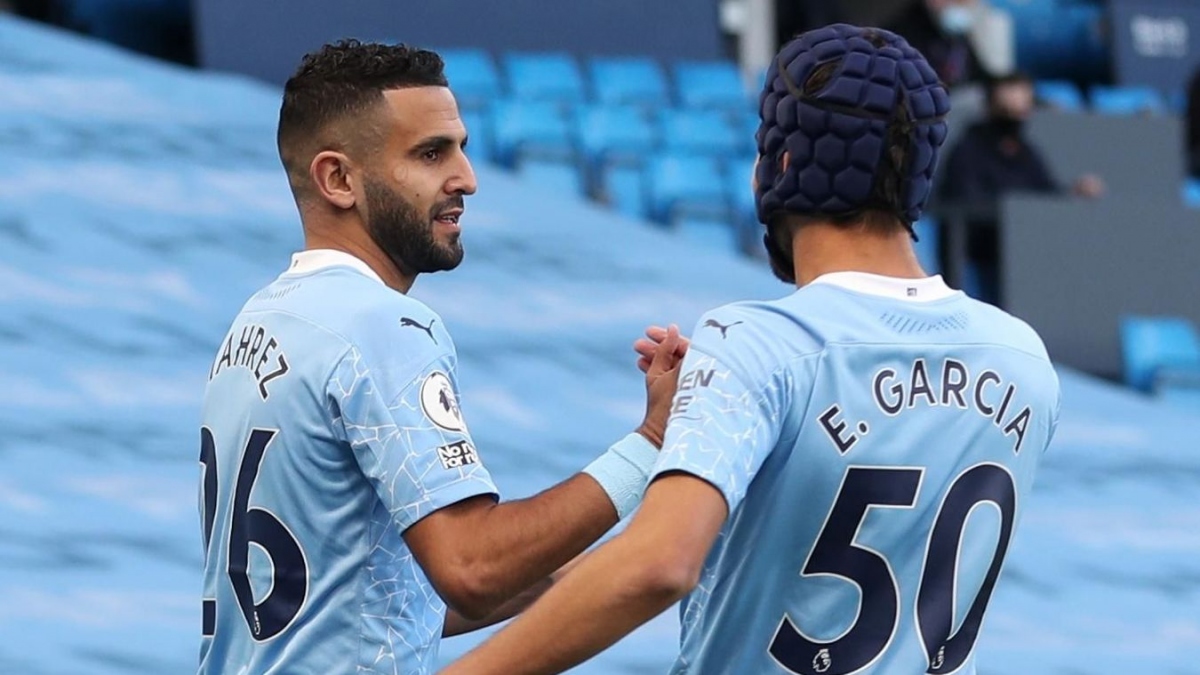 Riyad Mahrez mở tỷ số cho Man City ngay phút thứ 4 với cú sút cháy lưới Leicester. (Ảnh: Getty)
